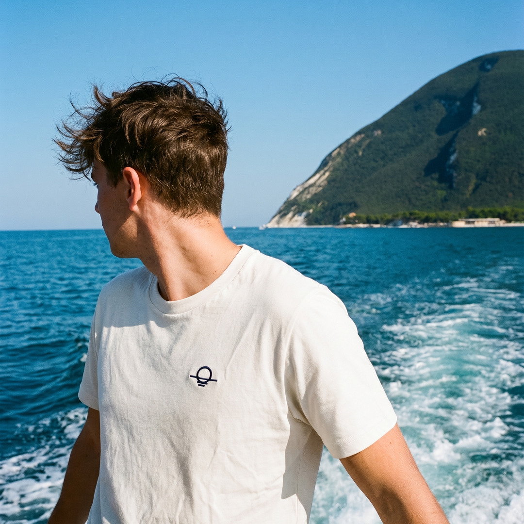 Ricamo sul petto di una t-shirt OFFSEE, costa del Conero sullo sfondo